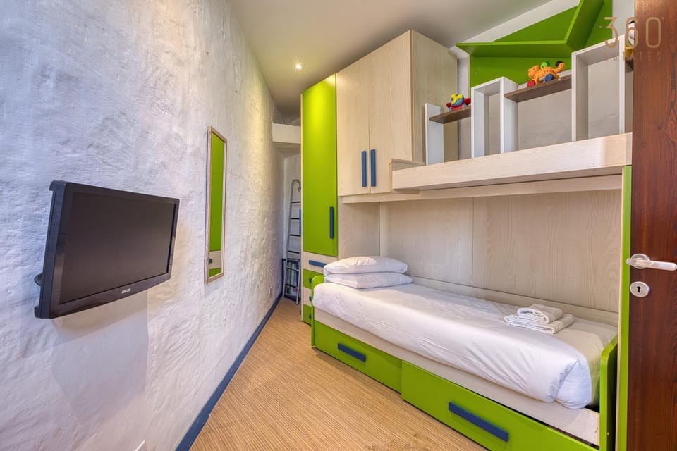 Bed, TV and multimedia, Photo of the whole room, Bedroom, bunk bed, towels, wardrobe