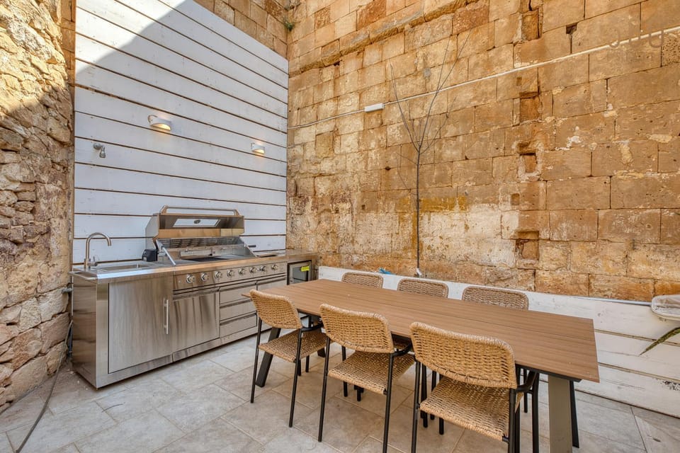 BBQ facilities, Kitchen or kitchenette, Seating area, Dining area