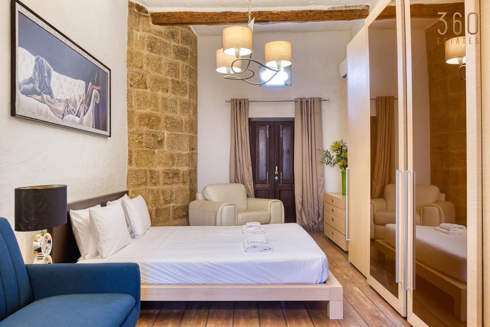 Bed, Living room, Photo of the whole room, Seating area, Bedroom