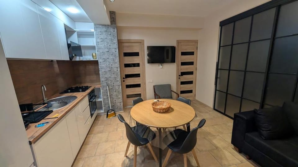 Kitchen or kitchenette, Dining area