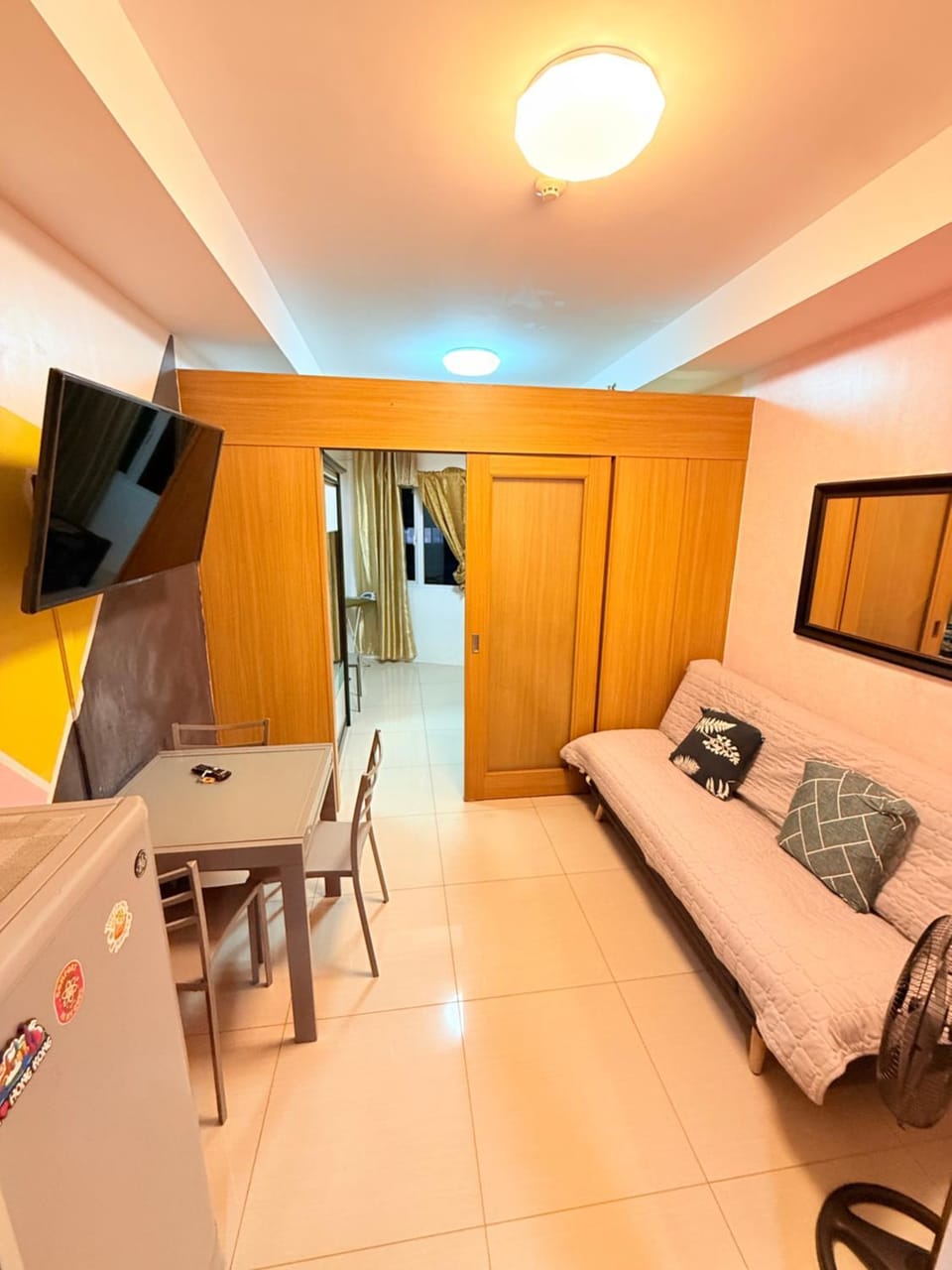 Communal lounge/ TV room, Bed, TV and multimedia, Kitchen or kitchenette, Living room, Photo of the whole room, Seating area, Dining area, Evening entertainment, Bedroom