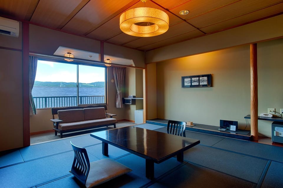 Photo of the whole room, Decorative detail