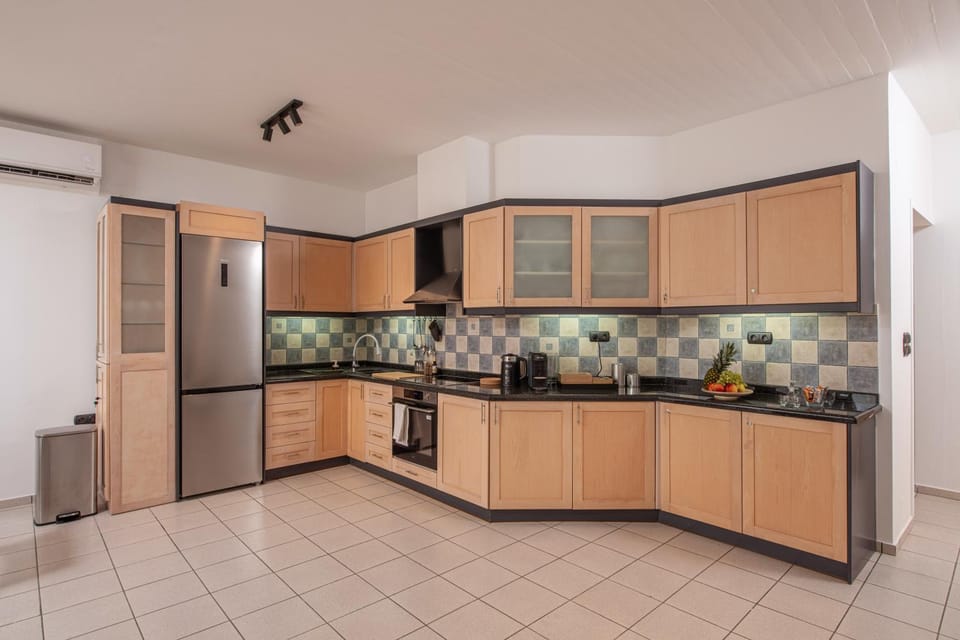 Coffee/tea facilities, Kitchen or kitchenette, oven, stove
