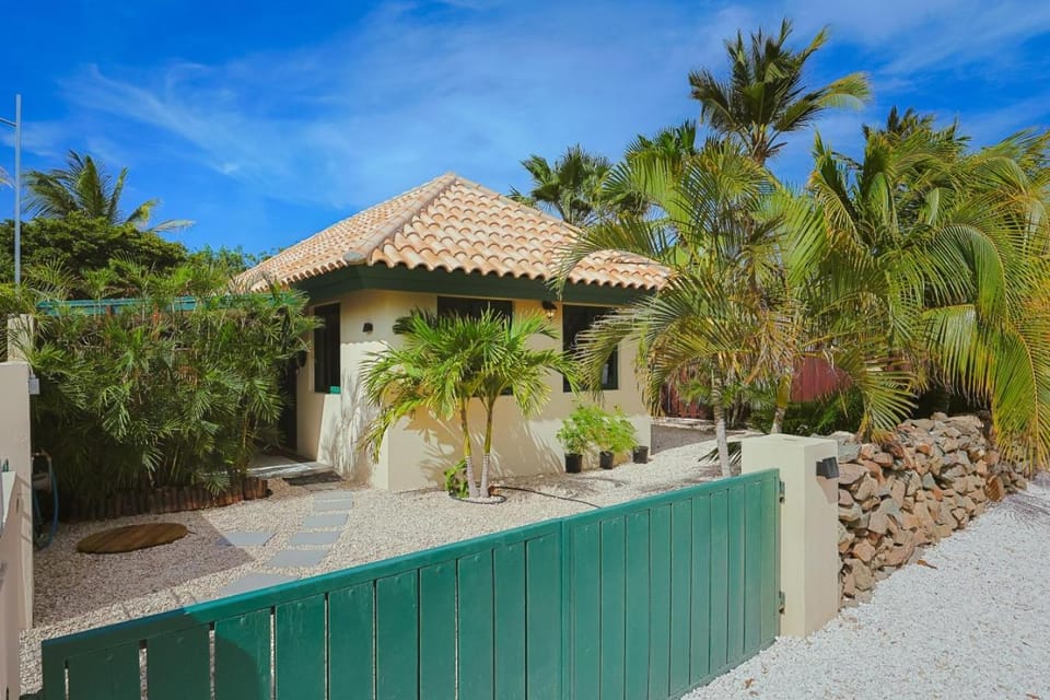 Coco Cottage Tropical 1BR Near Palm & Eagle Beach Apartment in Noord