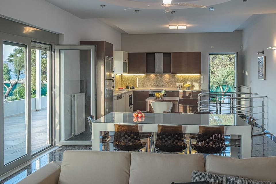 Coffee/tea facilities, Kitchen or kitchenette, Living room, Dining area
