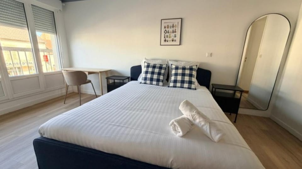 Bed, Photo of the whole room, Bedroom