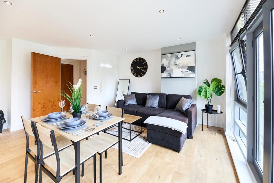 Stylish Riverside Balcony Retreat - Central Leeds Apartment in Leeds