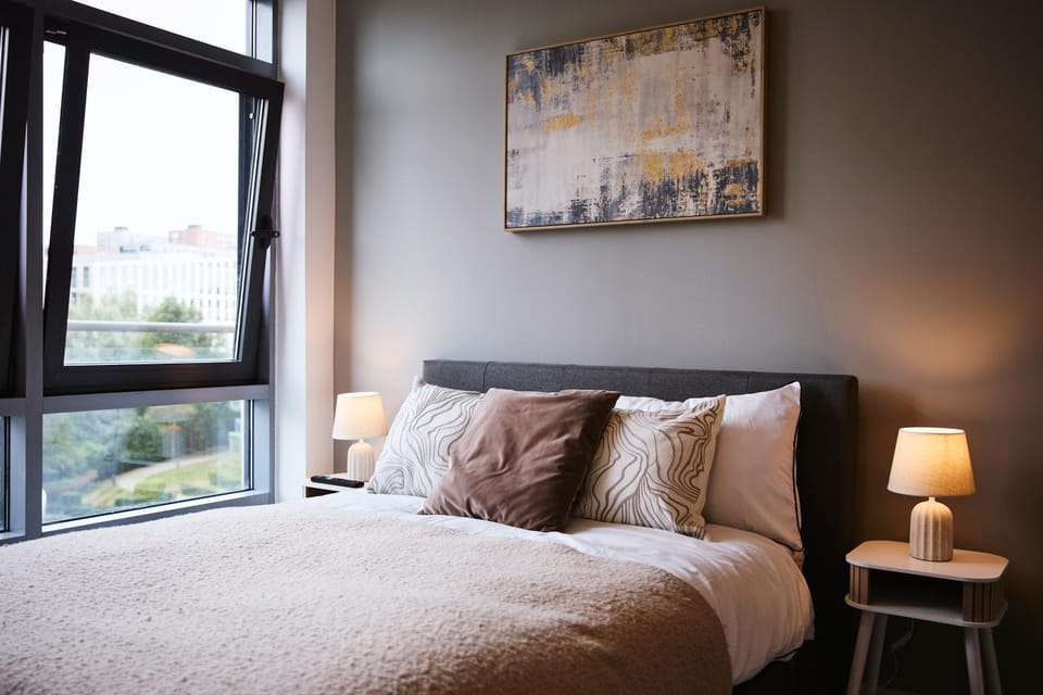 Stylish Riverside Balcony Retreat - Central Leeds Apartment in Leeds