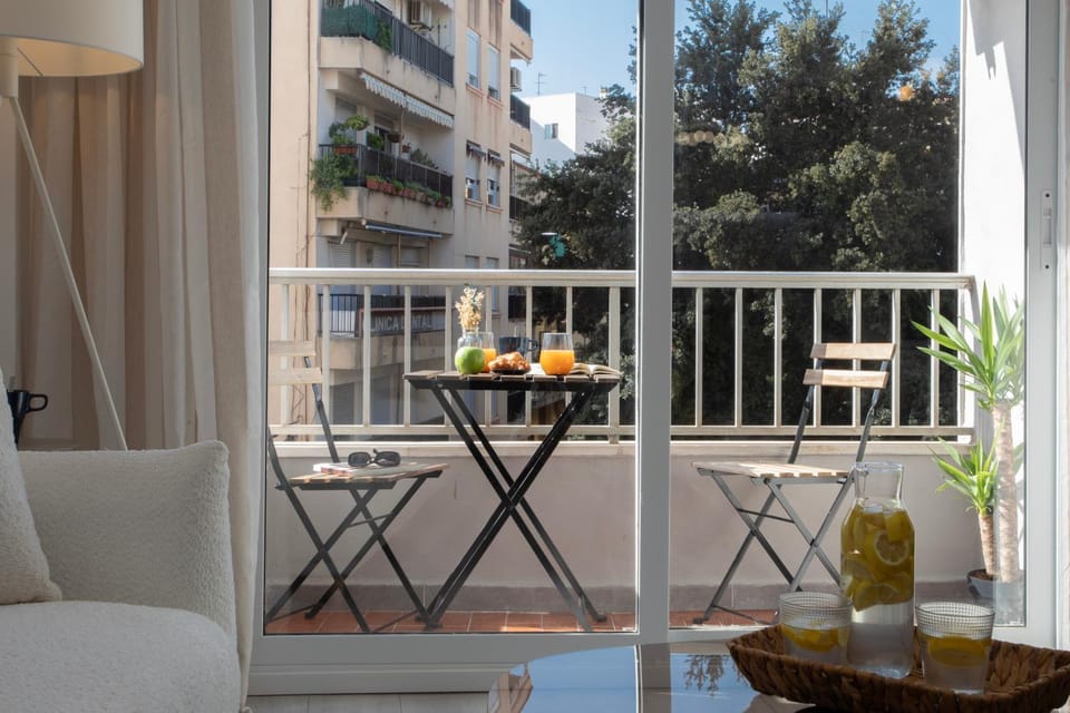 View (from property/room), Balcony/Terrace, Living room, Street view, Quiet street view