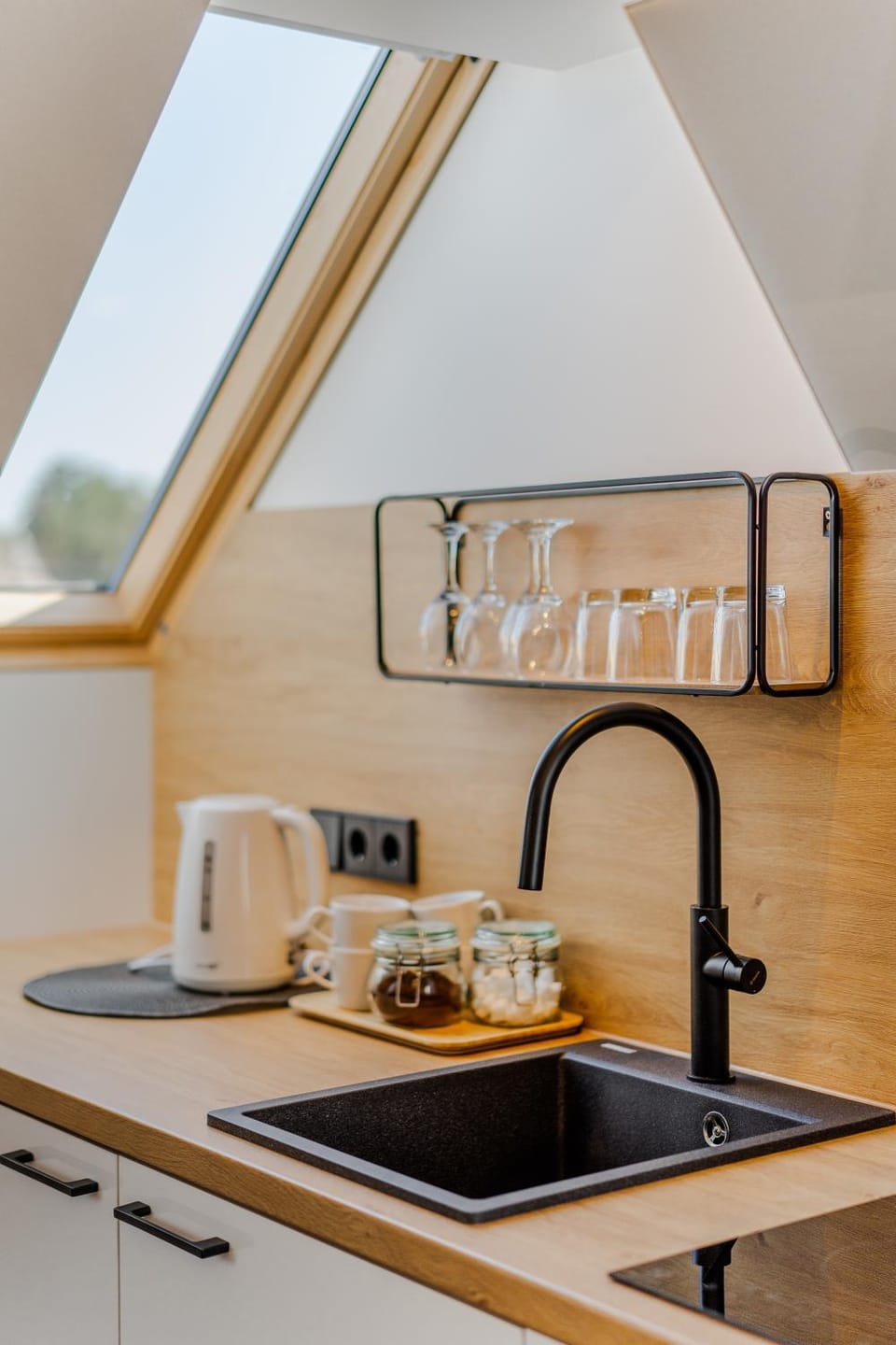 Coffee/tea facilities, Kitchen or kitchenette, stove
