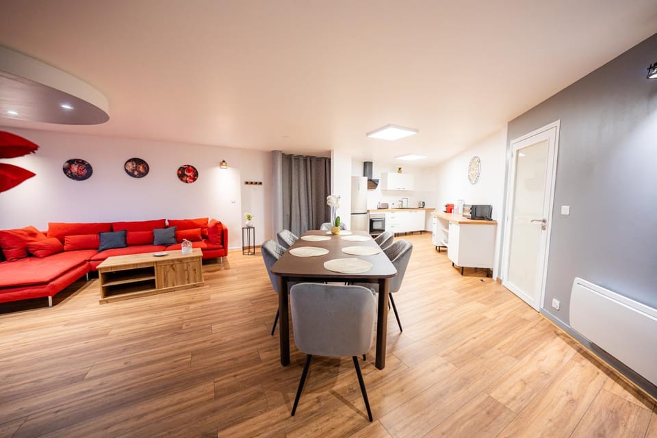 Kitchen or kitchenette, Dining area, stove