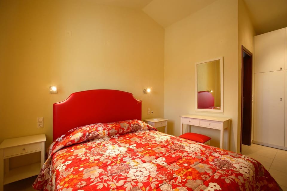 Bed, Summer, Bathroom, Photo of the whole room, Decorative detail, Bedroom, On site, City view, Garden view, Pool view, Sea view