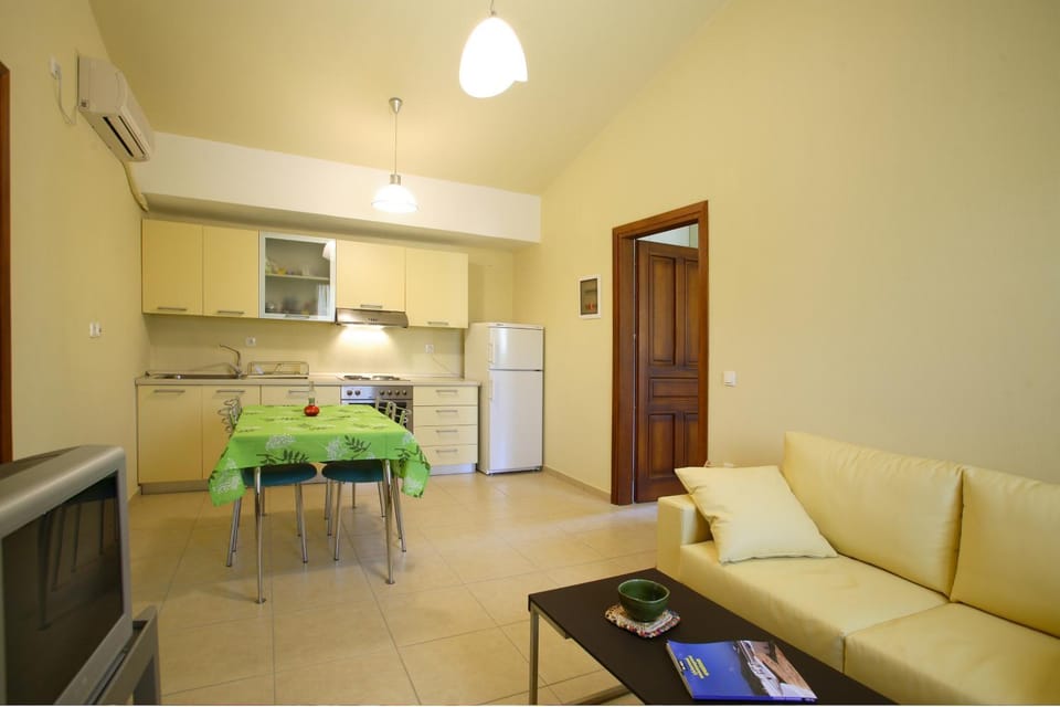 Natural landscape, Summer, Garden, Coffee/tea facilities, Kitchen or kitchenette, Living room, Dining area, On site, Swimming pool