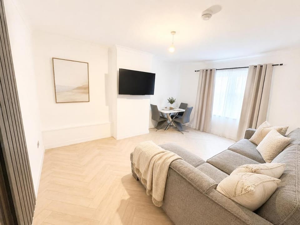 4 Bed House, Large Driveway, Discounted Long Stay Apartment in Glasgow