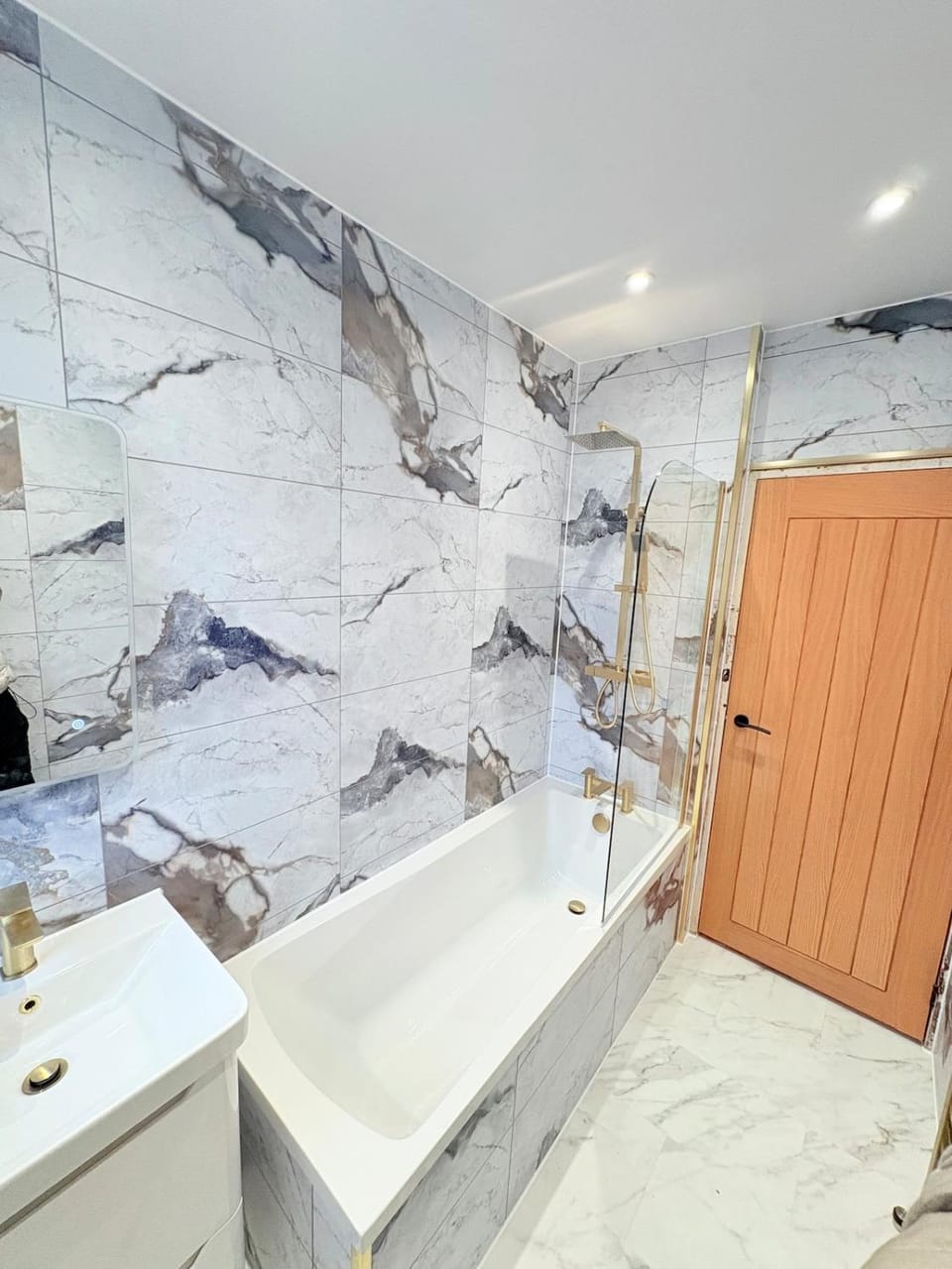 4 Bed House, Large Driveway, Discounted Long Stay Apartment in Glasgow