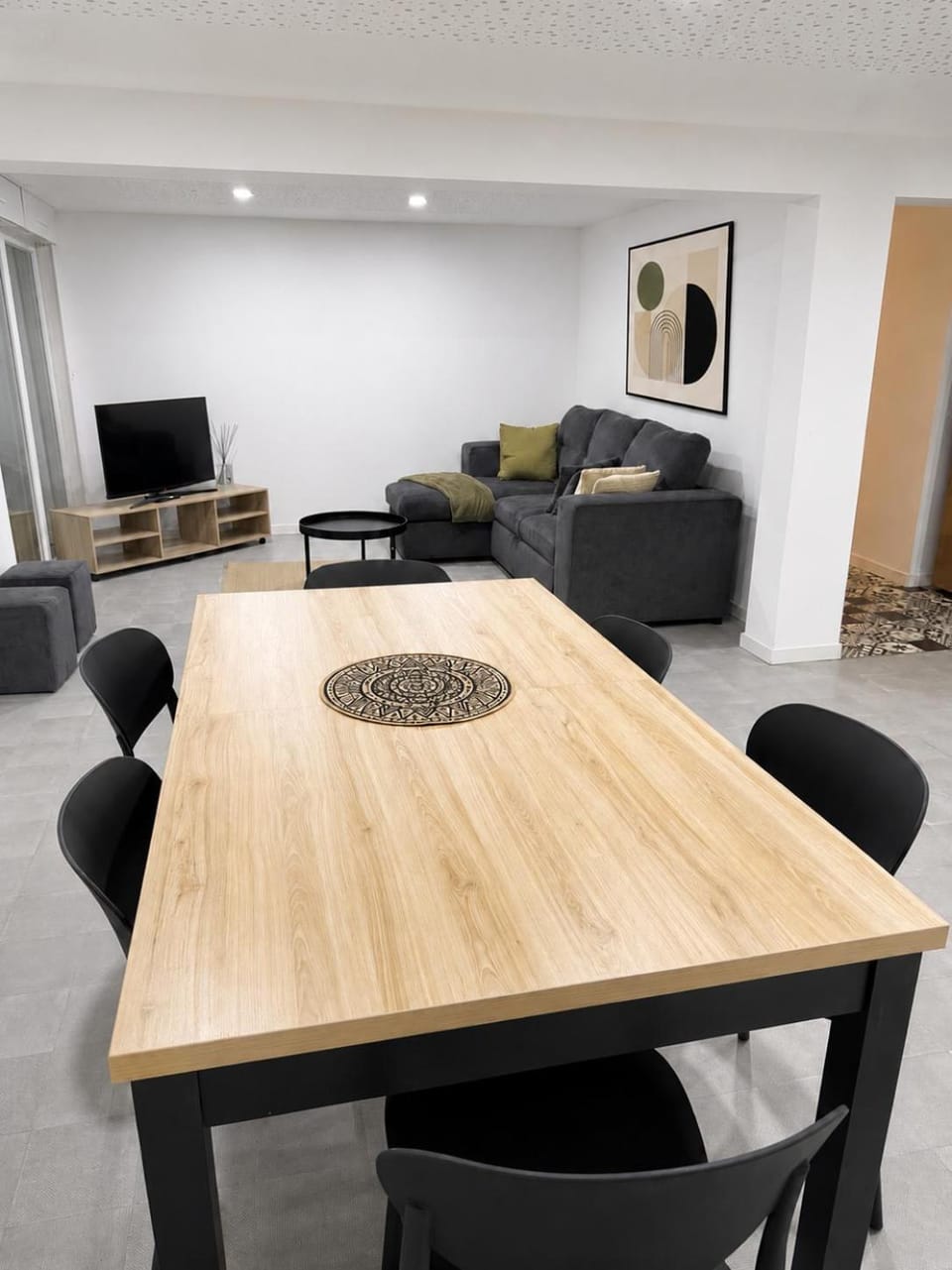 Communal lounge/ TV room, TV and multimedia, Living room, Seating area, Dining area