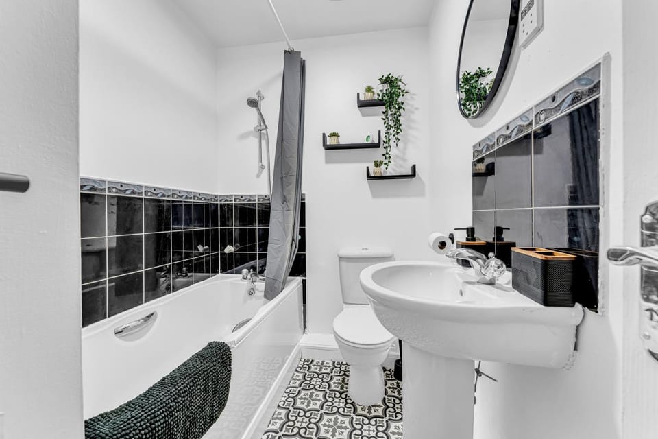 Peak District Escape With Free Parking & Superfast-Wifi House in Oldham District