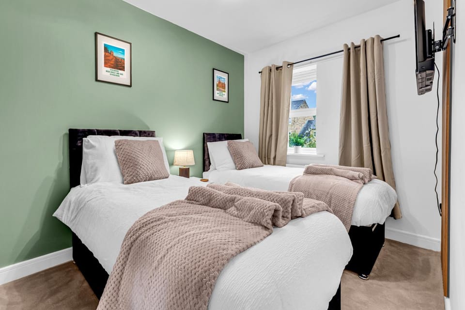 Peak District Escape With Free Parking & Superfast-Wifi House in Oldham District