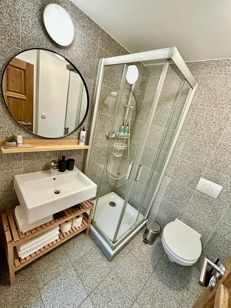 Shower, Toilet, Bathroom, towels