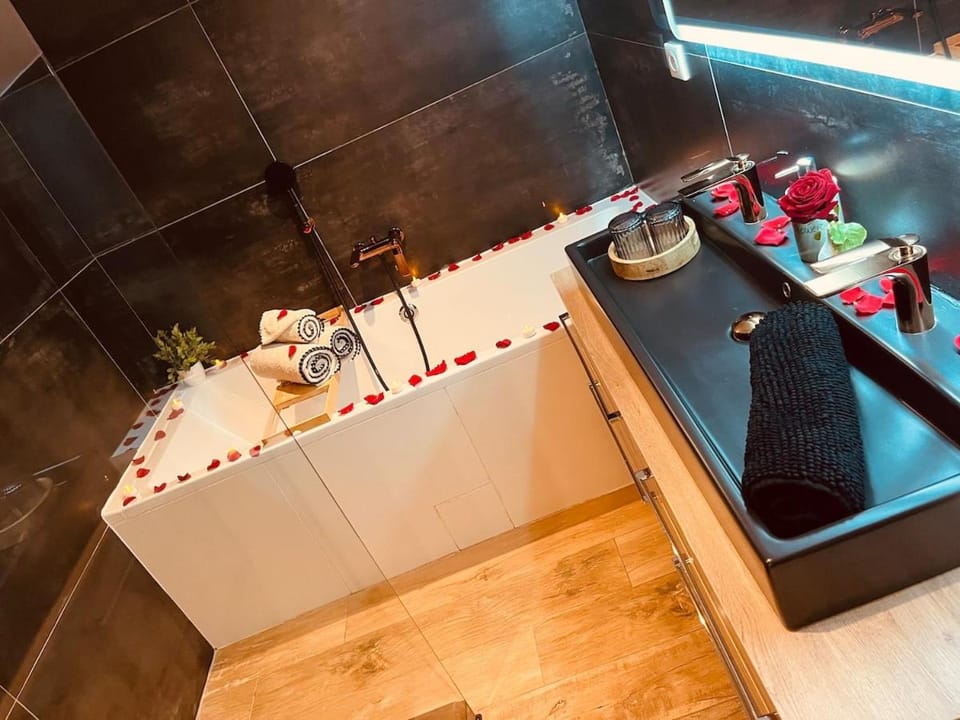 Loveroom Chic avec Piscine - SPA - 15 min deToulouse House in Occitanie