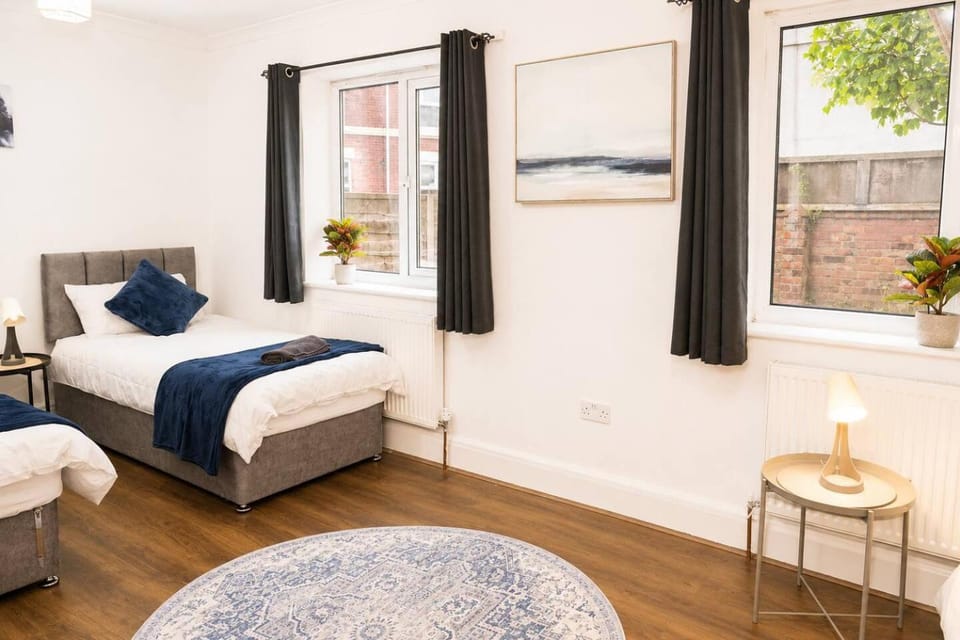 6BDR House in Old Trafford Sleeps 15 Parking House in Stretford