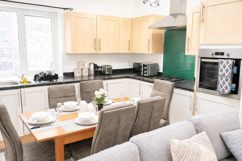 6BDR House in Old Trafford Sleeps 15 Parking House in Stretford