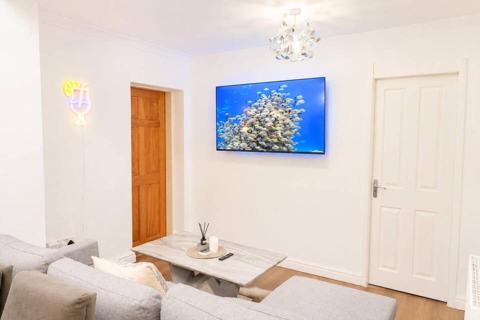 6BDR House in Old Trafford Sleeps 15 Parking House in Stretford
