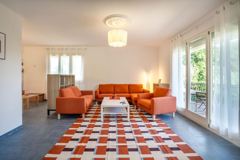 Communal lounge/ TV room, Game Room, Living room, Seating area, Meeting/conference room, air conditioner