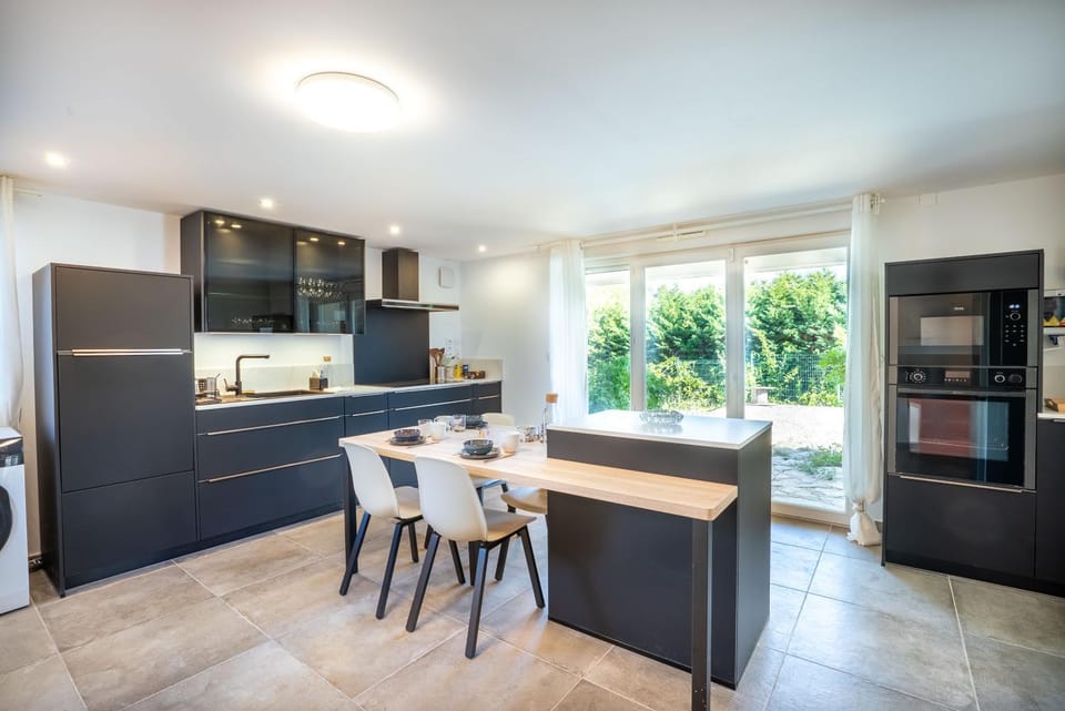 Coffee/tea facilities, Balcony/Terrace, Dining area, Food, concierge, dishwasher, microwave, oven, stove, kitchen, air conditioner