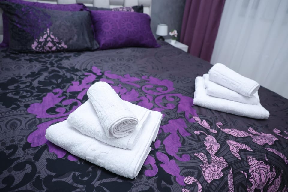 Bed, Bedroom, towels