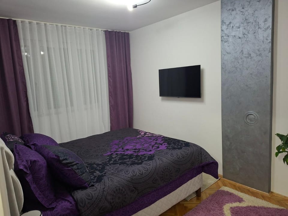 Bed, TV and multimedia, Bedroom
