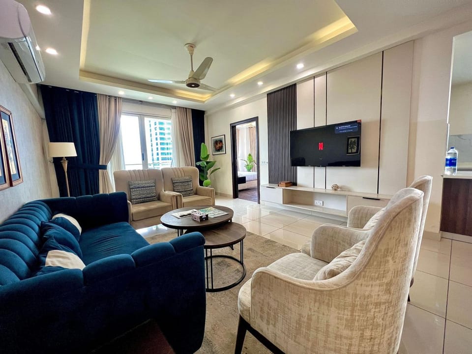 Communal lounge/ TV room, Bed, TV and multimedia, Living room, Photo of the whole room, Seating area, Evening entertainment, Bedroom, fireplace