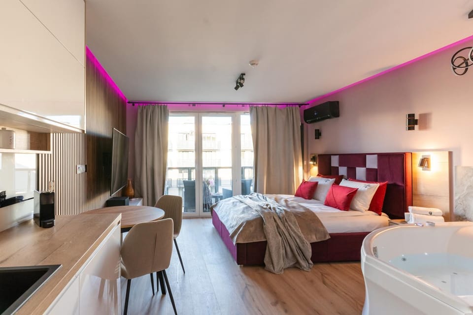 Bed, Hot Tub, TV and multimedia, Kitchen or kitchenette, Living room, Photo of the whole room, Seating area, Bedroom, towels, air conditioner