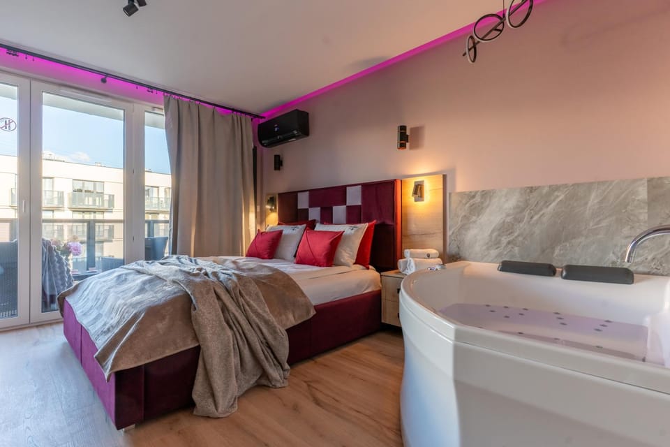 Bed, Hot Tub, Photo of the whole room, Bedroom, towels, air conditioner