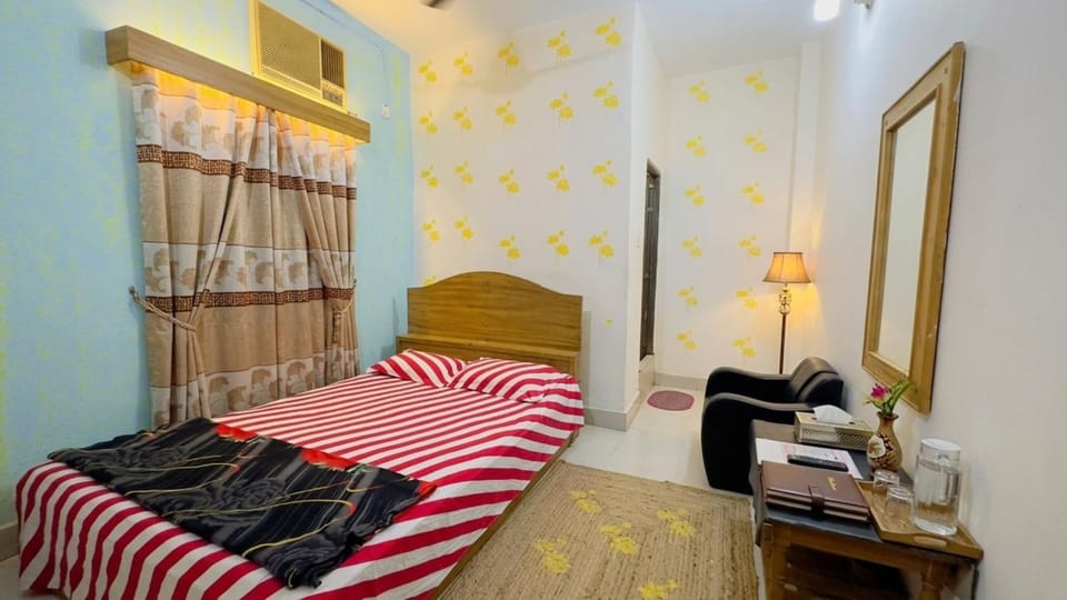 Photo of the whole room, Bedroom