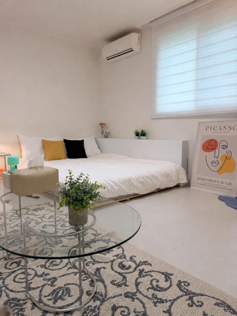 Bed, Seating area, Bedroom, air conditioner
