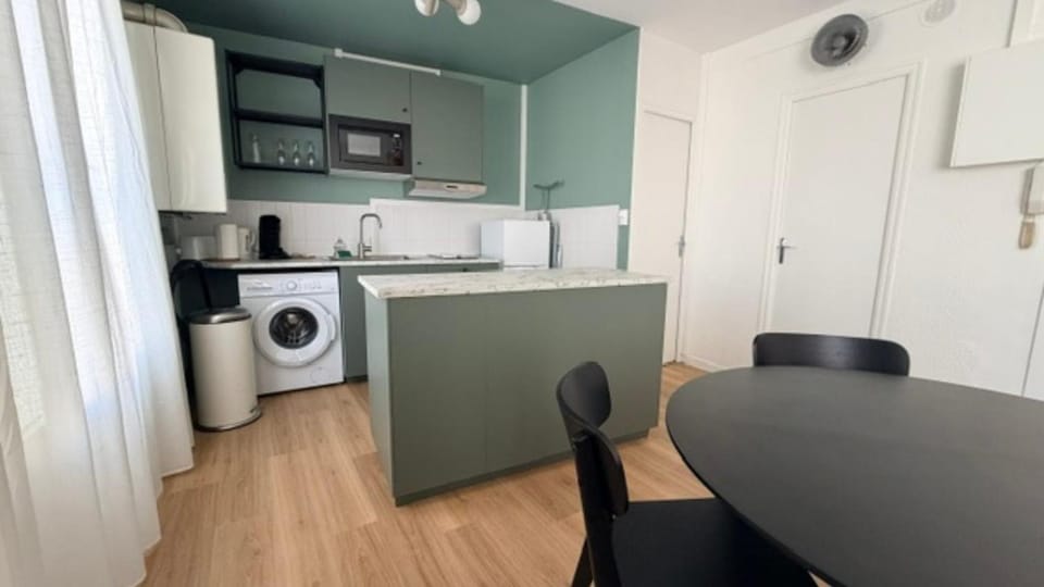 Coffee/tea facilities, Kitchen or kitchenette, Dining area, oven, stove, toaster
