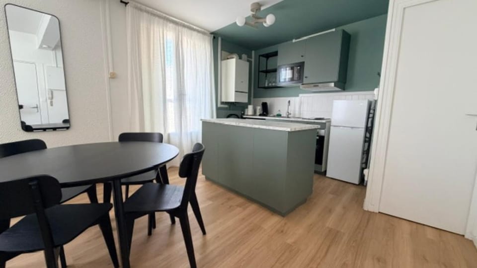 Kitchen or kitchenette, Dining area, oven, stove