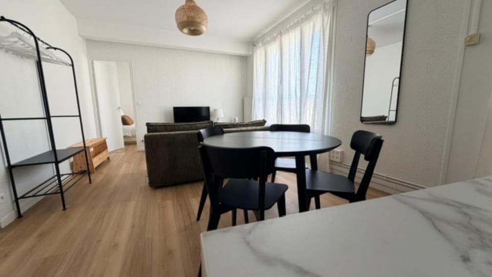 TV and multimedia, Living room, Seating area, Dining area