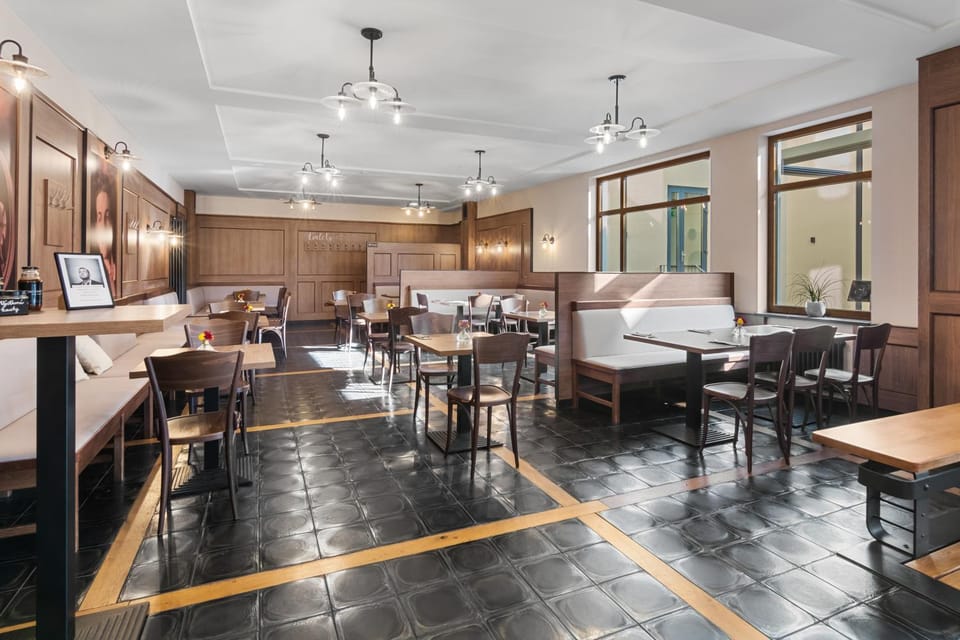 Restaurant/places to eat, Balcony/Terrace