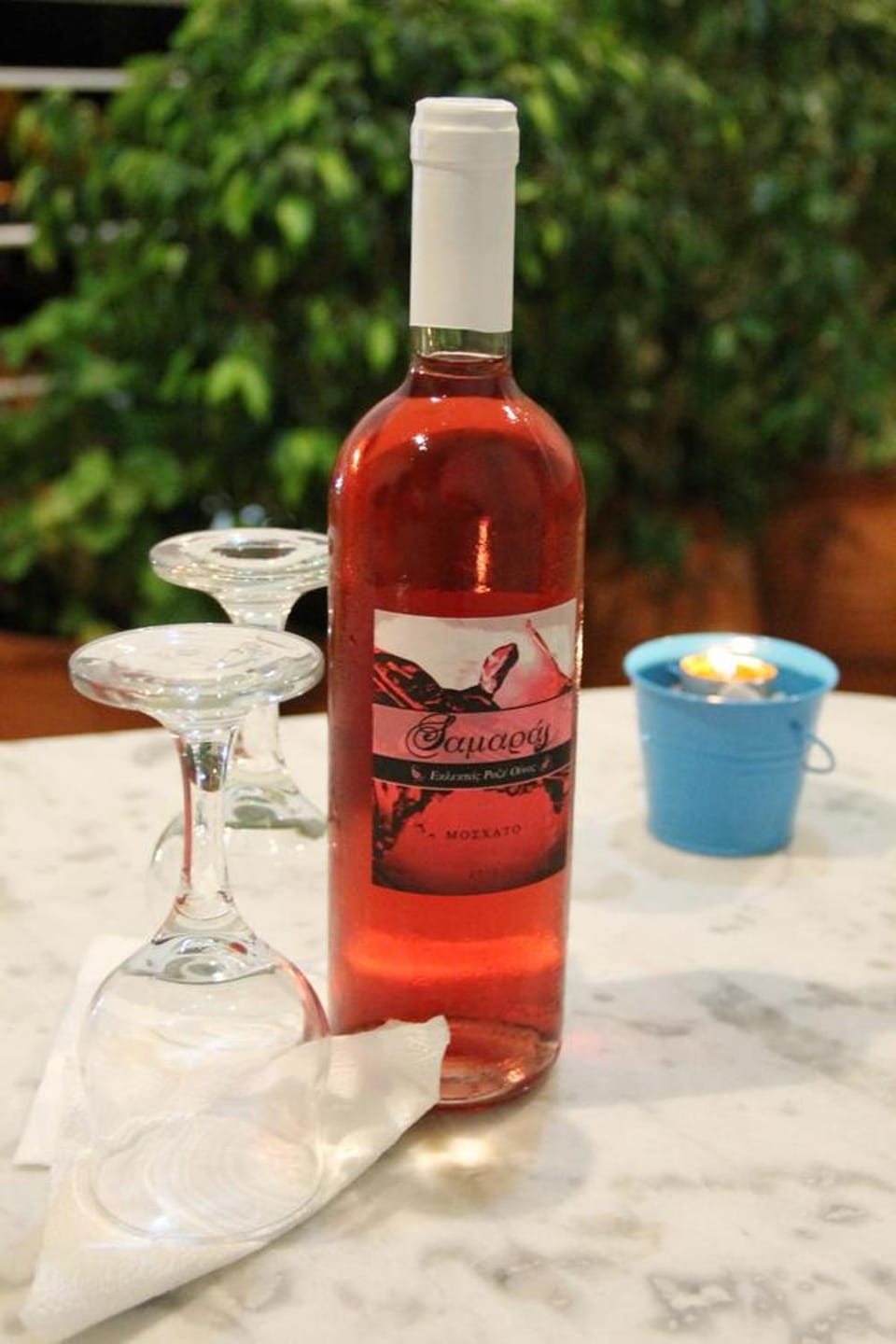 Property building, Balcony/Terrace, Alcoholic drinks