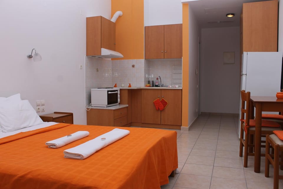Kitchen or kitchenette, Dining area, Bedroom
