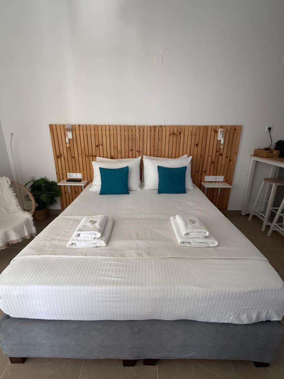 Bed, Bedroom, towels