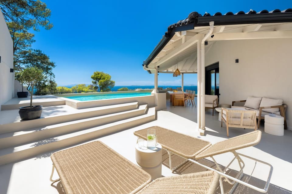 View (from property/room), Balcony/Terrace, Pool view, Sea view, Swimming pool, sunbed