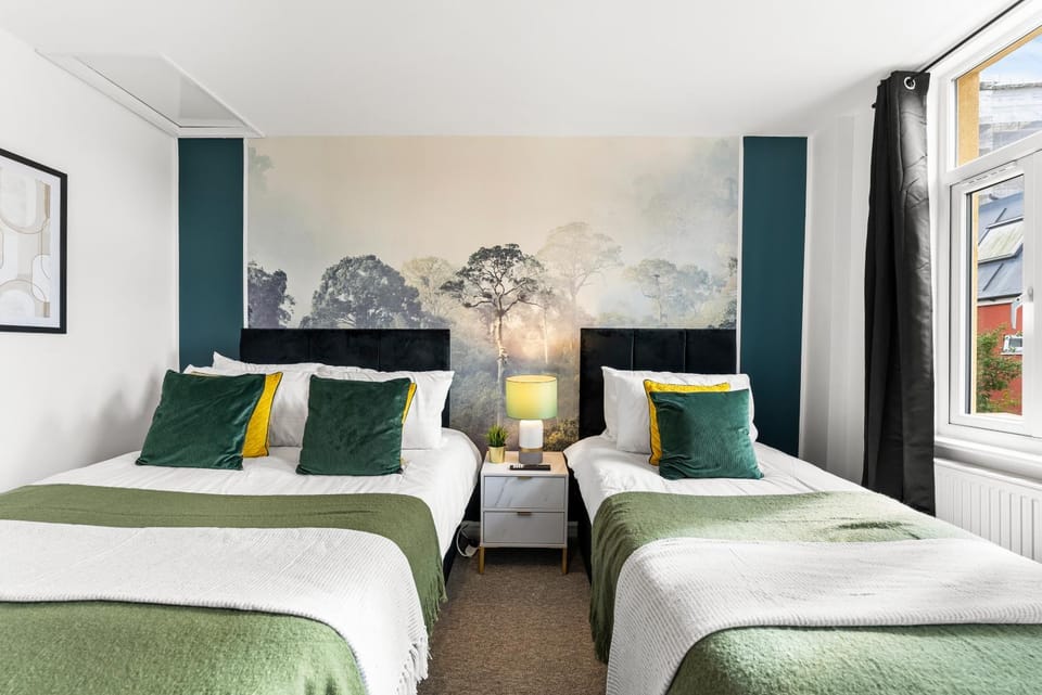 Stylish Bristol Retreat - Games Room House in Bristol