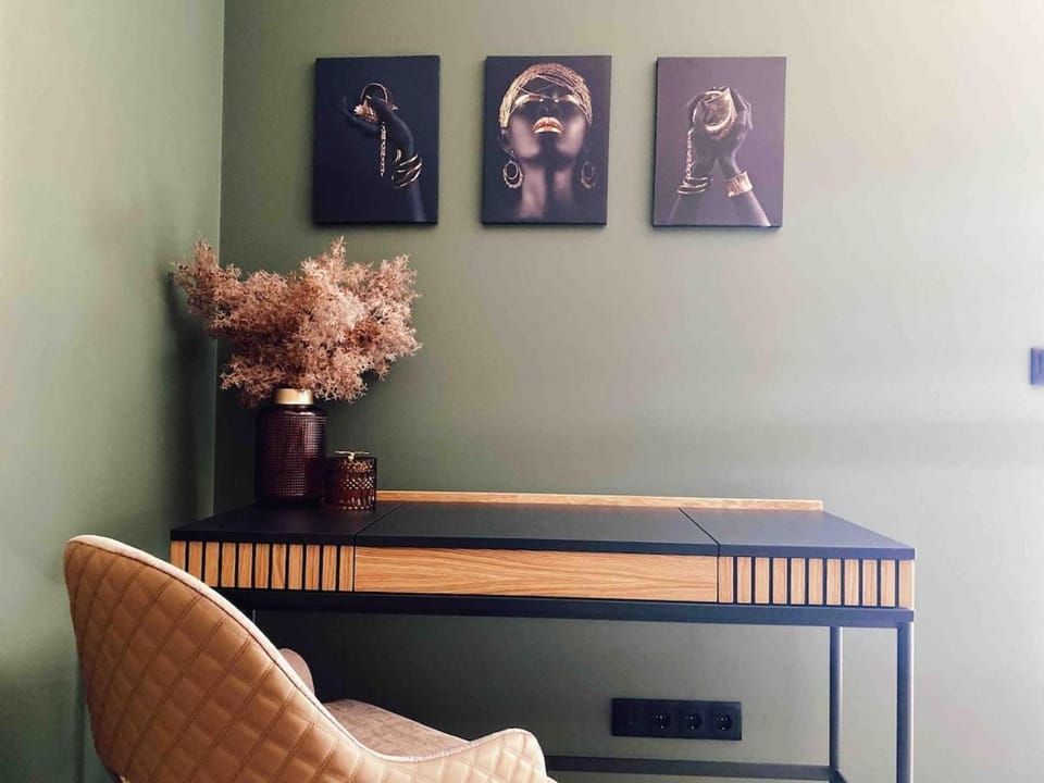 Zebra Suite 5 mins walk TO BEACH in Historic Old Town Apartment in Cascais