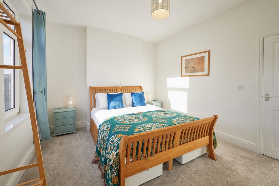 Bed, Photo of the whole room, Bedroom, heating, wardrobe