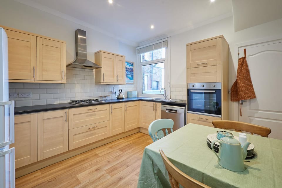 Coffee/tea facilities, Kitchen or kitchenette, Dining area, dishwasher, heating, oven, pet friendly, stove, toaster
