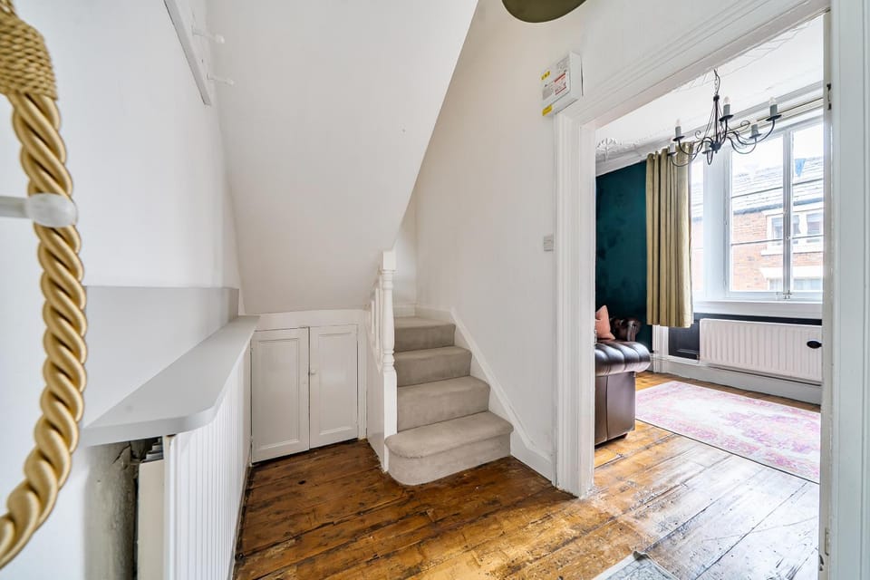 2 Bed Flat - Sleeps 4 - Wifi Apartment in Leek