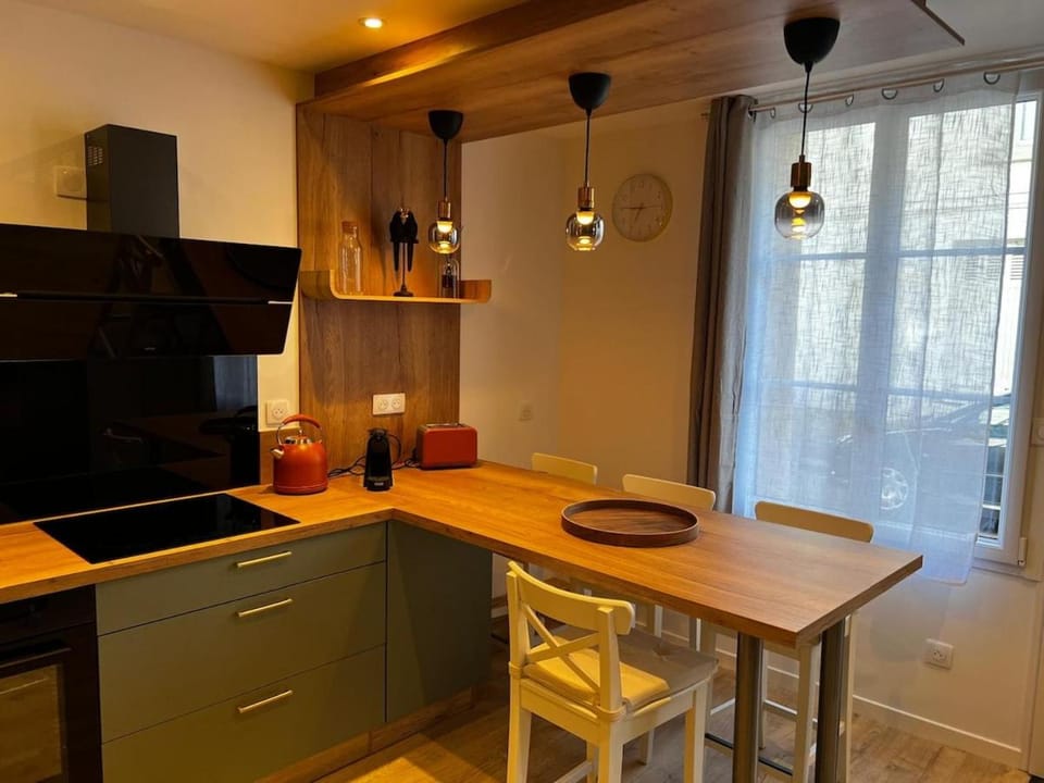 Kitchen or kitchenette, Dining area
